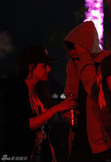 组图：暮光情侣音乐节甜蜜咬耳朵 帕丁森大笑