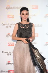 组图：张萌亮相街拍盛典横甩披肩大露竹纹背心