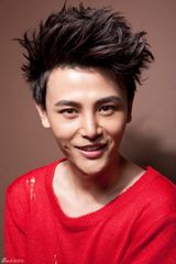 组图：孙坚爽朗酷帅写真展“红色魅惑” 