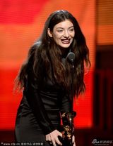 组图：Lorde获最佳流行歌手 红黑唇个性献唱