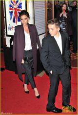 组图：贝克汉姆一家盛装亮相 辣妹摆酷三子型爆