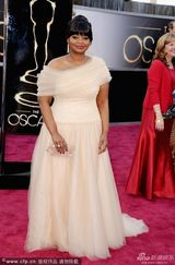 组图：奥克塔维亚-斯宾瑟白纱裙小露香肩