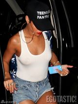 组图：蕾哈娜清凉小背心开心透两点