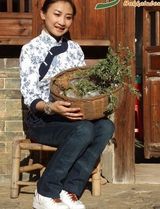 幻灯：何雯娜担任代言人 身着民族服装清新可爱