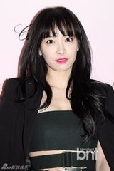 组图：少时Tiffany红唇白裙迷人 宋茜性感干练