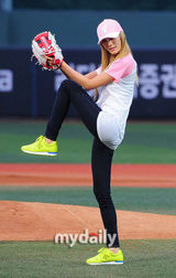 组图：After school两成员棒球赛开球英姿飒爽