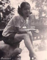 组图：黄绮珊少女旧照曝光 白衣清纯笑容羞涩