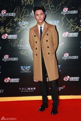 组图：微博之夜红毯 陈坤微笑亮相帅气有型