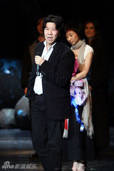 幻灯图：新版话剧《琥珀》庆功 刘烨遭鲜花“活埋”