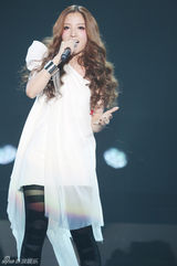 组图：张靓颖新加坡震撼开唱 潘辰美丽助阵