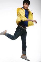 组图：国产美男许诺拍新写真 秋装大片动感十足