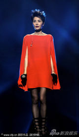 组图：王菲优雅现身湖南卫视跨年演唱新曲《愿》