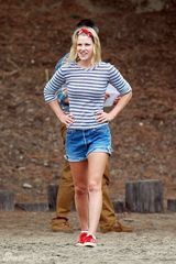 组图：《老友记》乔伊青春不再 骑情侣车浪漫消遣