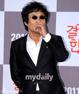 组图：金桢勋尹真书出席新片《致命一击》首映