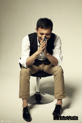 组图：耿乐曝光最新写真 帅气狂野相得益彰