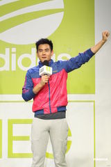 组图：Angelababy与彭于晏运动装活力十足