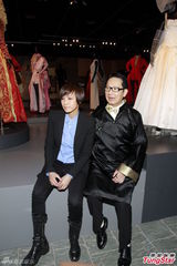 组图：设计师展出梅艳芳演出服 何韵诗做小助理