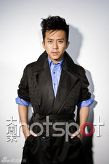 组图：邓超登杂志封面 用更给力方式爱表演