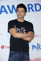 组图：炎亚纶胡宇崴活动现身引粉丝尖叫