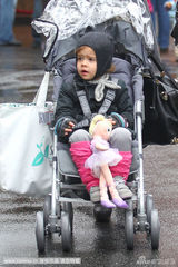 组图：杰西卡-阿尔芭素颜携女购物 奥诺手捧洋娃娃