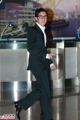 组图：晶刚香港婚宴 房祖名西装帅气现身