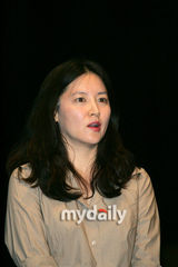 幻灯图集：李英爱婚后首度亮相 衣着朴素重返校园