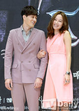 组图：《主君的太阳》发布 苏志燮紫西装粉嫩