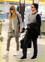 组图：贾斯汀携娇妻现身机场 女方全程黑面