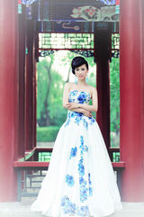 组图：芙蓉姐姐青花瓷玩中国风 重回清华园摆POSE