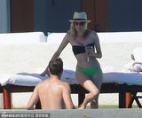 组图：黛安克鲁格海滩换衣 泳裤变丁字裤露股沟