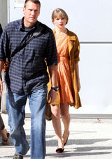 高清组图：泰勒-斯威夫特现身机场 复古田园风