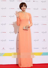 组图：大钟奖红毯赵允熙长裙裹身曲线玲珑