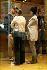 组图：水果姐情变素颜出行 拥抱异性友人求安慰