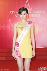 组图：尚格云顿助阵2012亚姐竞选赞佳丽优雅