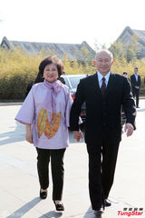 组图：吴宇森结婚38周年 拥爱妻深情献吻