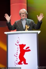 组图：肯-洛奇获终身成就奖捧柏林金熊