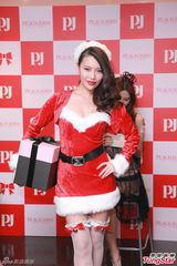 组图：嫩模穿内衣比拼 “小山丘”不敌爆乳