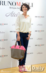 组图：韩星孙丹菲出席活动 露肚脐踩恨天高