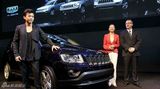 组图：邓超亮相上海车展 代言新车被赞“真男人”