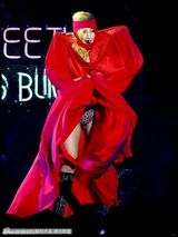 组图：LadyGaga透视乳贴造型化身风骚修女劲歌热舞