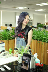 组图：张靓颖快闪入侵新浪 入职一天客串主编