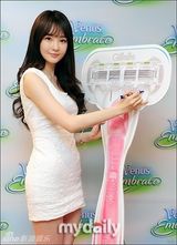 组图：Davichi姜敏京紧身短裙宣传美体产品
