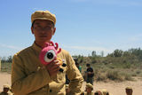 幻灯图：《兵团往事》新疆热拍 涓子庆生晒幸福