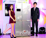 组图：金泰熙郑雨盛(郑宇成)代言冰箱 携手亮相尽显“恩爱”