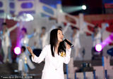 组图：杨钰莹首登央视舞台 与李玟李玉刚同台献唱