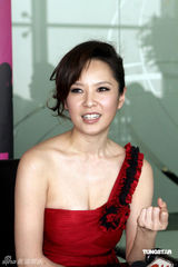 幻灯图：天心叫卖“Lady呱呱” 蓬蓬裙性感秀美肩