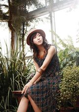 高清组图：韩星河智苑春装照 忧郁安静气质温婉