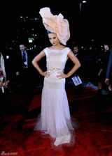 高清图：凯蒂-佩里头顶大花亮相格莱美预热活动