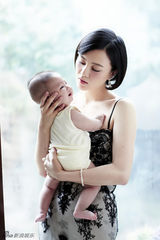 组图：刘孜携宝宝首拍写真 变身窈窕幸福妈妈