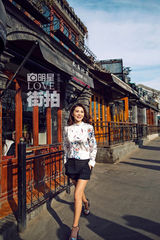 明星爱街拍：人鱼小姐张瑞希花漾游京城